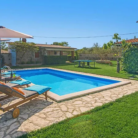 Petric 펜션 풀라